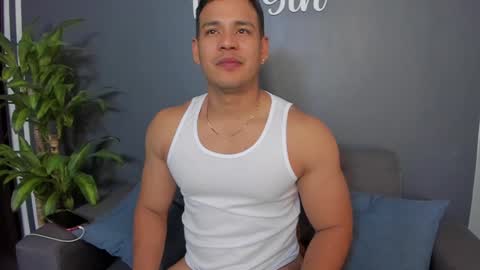 Snapshot of tom_sin_ chatting on 12/13/24, 08:04 Tom Sin online show from 12/13/24, 08:04