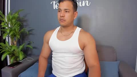 Snapshot of tom_sin_ chatting on 12/14/24, 09:02 Tom Sin online show from 12/14/24, 09:02