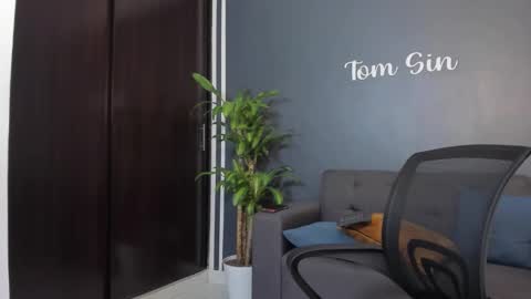 Snapshot of tom_sin_ chatting on 01/06/25, 02:58 Tom Sin online show from 01/06/25, 02:58