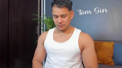 Snapshot of tom_sin_ chatting on 02/28/25, 10:06 Tom Sin online show from 02/28/25, 10:06