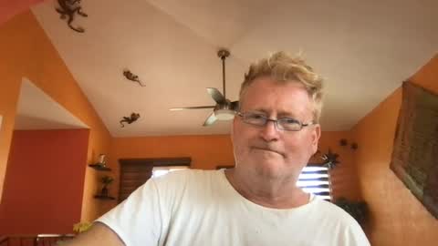 Snapshot of tomascausa chatting on 07/17/26, 10:14 Hola online show from 07/17/26, 10:14