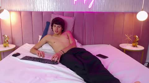 Snapshot of tombakker chatting on 12/01/24, 04:29 Tomm online show from 12/01/24, 04:29