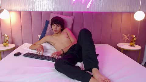 Snapshot of tombakker chatting on 12/01/24, 10:43 Tomm online show from 12/01/24, 10:43