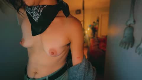 Snapshot of tomboy_titties chatting on 09/17/25, 08:27 tomboy_titties online show from 09/17/25, 08:27