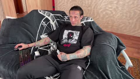 Snapshot of tommy__gun_ chatting on 02/01/25, 09:43 Tommy and Katana online show from 02/01/25, 09:43