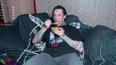 Snapshot of tommy__gun_ chatting on 02/09/25, 04:40 Tommy and Katana online show from 02/09/25, 04:40