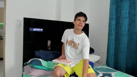 Snapshot of tommy_carlos chatting on 10/04/25, 08:12 online show from 10/04/25, 08:12