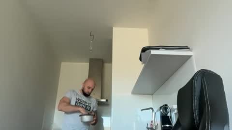 Snapshot of tommyx01 chatting on 10/19/25, 08:59 Thomas Fit online show from 10/19/25, 08:59