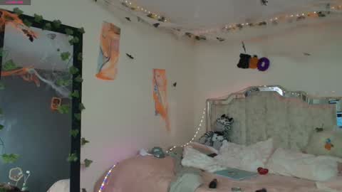 Snapshot of tomoe_b chatting on 10/24/25, 05:31 leyla online show from 10/24/25, 05:31