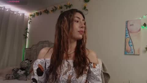 Snapshot of tomoe_b chatting on 11/23/25, 01:55 leyla online show from 11/23/25, 01:55