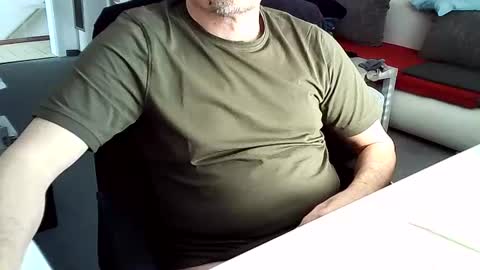 Snapshot of tomtom02029 chatting on 02/17/25, 12:27 Tom online show from 02/17/25, 12:27