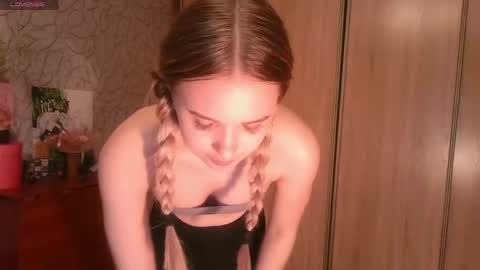 Snapshot of toni_pittmann chatting on 05/27/26, 03:42 toni_pittmann online show from 05/27/26, 03:42