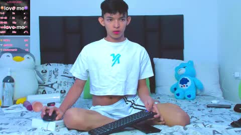 Snapshot of tonny_twink_ chatting on 02/23/25, 04:35 Tonny online show from 02/23/25, 04:35