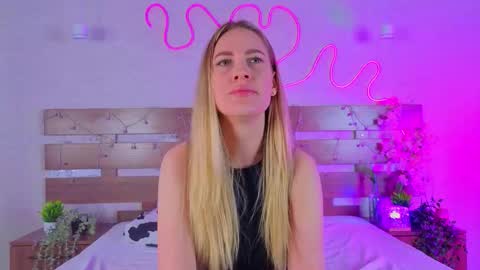 Snapshot of tonyareid chatting on 12/18/25, 06:03 Tonya online show from 12/18/25, 06:03