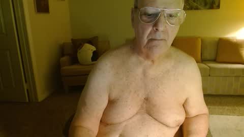 Snapshot of tonysview12000 chatting on 12/21/25, 01:13 tonysview12000 online show from 12/21/25, 01:13