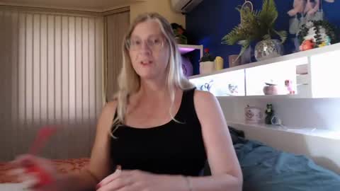 Snapshot of total_aussie_milfs chatting on 04/28/26, 10:59 Milly online show from 04/28/26, 10:59