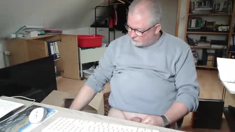 Snapshot of toto758 chatting on 10/13/25, 11:43 toto758 online show from 10/13/25, 11:43