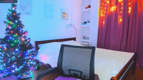 Snapshot of toxic_lina chatting on 12/11/24, 10:27 Ellina online show from 12/11/24, 10:27
