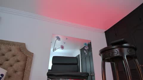 Juliana Giiraldo  online show from 10/17/25, 07:05