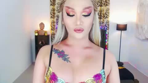 Snapshot of transplayfullolivia chatting on 09/16/25, 07:09 KYLIE BELLA  TS online show from 09/16/25, 07:09