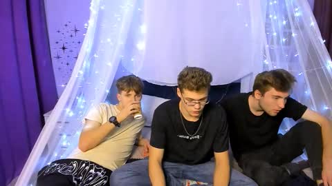 Travis online show from 10/18/25, 07:03