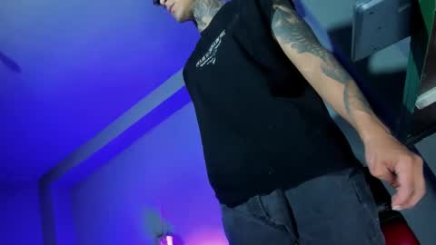 TRAV - INDEPENDENT MODEL online show from 09/21/25, 03:52