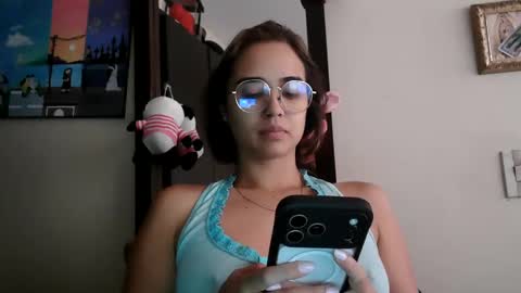 triana_bell online show from 06/07/26, 04:00