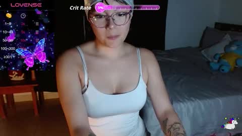 Snapshot of trixie_tangg chatting on 11/26/25, 04:24 Kitty online show from 11/26/25, 04:24