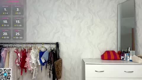 Snapshot of try_skip_me chatting on 11/16/25, 03:28 Molly online show from 11/16/25, 03:28