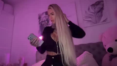 Snapshot of tsmiadeluxxe chatting on 12/16/25, 05:23 tsmiadeluxxe online show from 12/16/25, 05:23