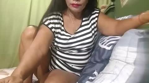 Snapshot of tuchmegently chatting on 10/16/25, 08:54 Mae online show from 10/16/25, 08:54