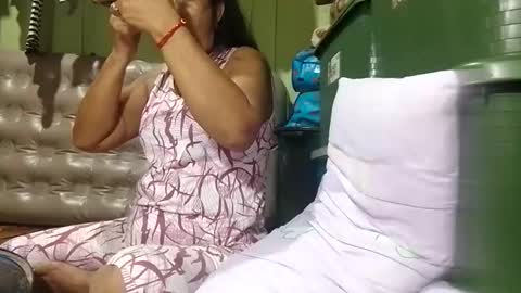 Snapshot of tuchmegently chatting on 11/23/25, 08:41 Mae online show from 11/23/25, 08:41