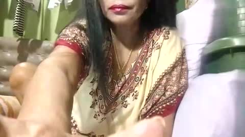 Snapshot of tuchmegently chatting on 11/24/25, 09:14 Mae online show from 11/24/25, 09:14