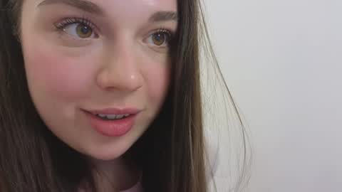 Snapshot of tutti_frutti_ chatting on 03/08/25, 11:39 Ariana online show from 03/08/25, 11:39