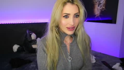 Snapshot of tweety_twist chatting on 12/24/24, 06:22 MayCarrey online show from 12/24/24, 06:22