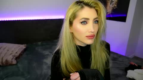 Snapshot of tweety_twist chatting on 02/25/25, 04:35 MayCarrey online show from 02/25/25, 04:35