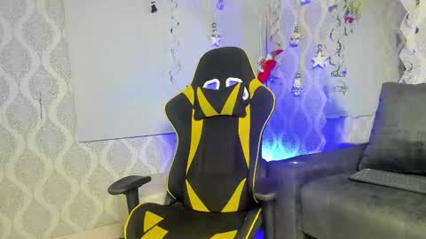 Snapshot of twink_davidx chatting on 12/13/25, 07:53 Dani online show from 12/13/25, 07:53