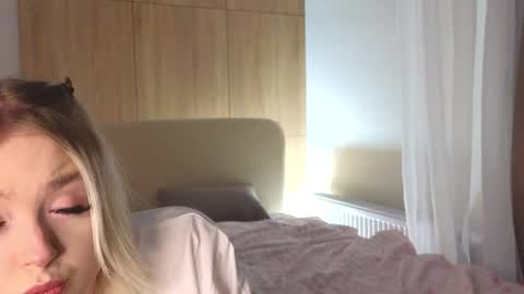 twinklefluff online show from 12/17/25, 04:24