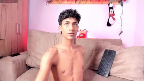 Snapshot of twinksboys_23 chatting on 11/18/25, 02:43 twinksboys_23 online show from 11/18/25, 02:43