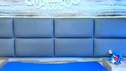 twinslovers_ online show from 10/28/25, 11:07