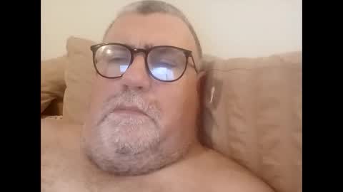 Snapshot of twohats2810 chatting on 02/01/26, 05:22 twohats2810 online show from 02/01/26, 05:22