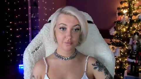 Snapshot of tykioty_miley chatting on 12/21/24, 12:38 Miley online show from 12/21/24, 12:38