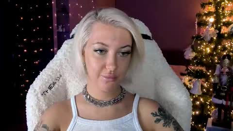 Snapshot of tykioty_miley chatting on 12/22/24, 01:44 Miley online show from 12/22/24, 01:44