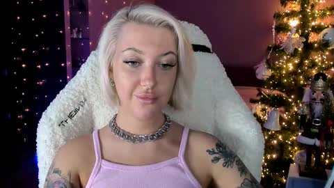 Snapshot of tykioty_miley chatting on 12/25/24, 03:38 Miley online show from 12/25/24, 03:38