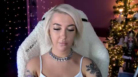 Snapshot of tykioty_miley chatting on 12/29/24, 06:16 Miley online show from 12/29/24, 06:16