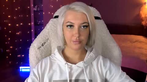 Snapshot of tykioty_miley chatting on 01/29/25, 02:21 Miley online show from 01/29/25, 02:21