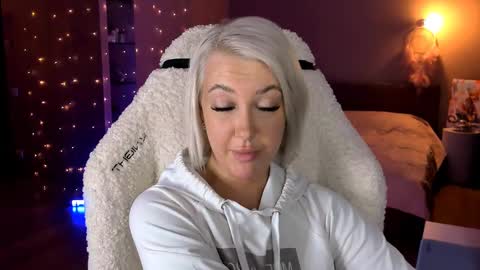 Snapshot of tykioty_miley chatting on 01/29/25, 05:24 Miley online show from 01/29/25, 05:24