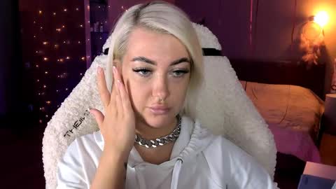 Snapshot of tykioty_miley chatting on 02/23/25, 02:25 Miley online show from 02/23/25, 02:25