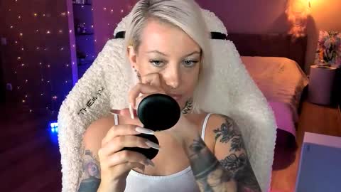 Snapshot of tykioty_miley chatting on 10/20/25, 11:32 Miley online show from 10/20/25, 11:32