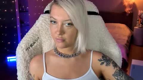 Snapshot of tykioty_miley chatting on 10/22/25, 12:16 Miley online show from 10/22/25, 12:16